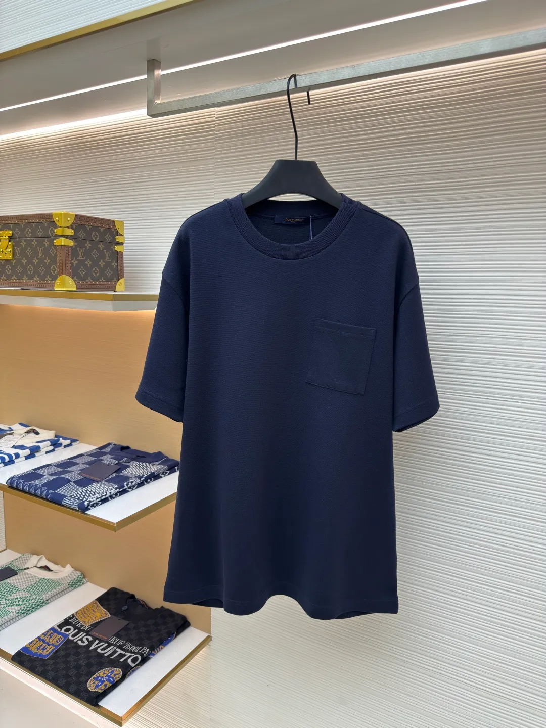 LOUIS VUITTON Pocket jacquard short sleeves ●Authentic product: purchased and developed for 8500 ●Item number: 1680349-A35 ●Fabric: pure cotton fabric ●Technology: jacquard knitting ●Version: fitted version ●Weight: about 330 grams ●Size: XS-S-M-L ●Description: Use 18-needle upper and lower cotton jacquard knitted fabric, weight 300g. Disassemble the original version to analyze the type of machine for yarn parameters. Manually count the needles and draw the pattern. The jacquard fabric is woven by Fukuda machine imported from Japan. The solid color part uses an 18-needle double-sided jacquard machine to weave the pique fabric. The jacquard and solid color fabrics are proportioned according to the amount of each piece. The two fabrics are the same The vat dyeing ensures that there is no color difference in the finished fabric. Overflow vat rope dyeing is used. The edge of the finished fabric is over-positioned and the weft adjuster is used to adjust the weft and slant to ensure that the pattern of the finished fabric is consistent with the size of the Y version. The front + sleeves are made of solid pique fabric, and the back pocket is made of jacquard fabric. The pocket letters are centered and positioned to take out the pieces. The thread is made of 40s double-ply cotton yarn and the flat collar is woven on a horizontal machine. The overall wiring is straight and delicate, the fabric is comfortable and soft, and the color is consistent without color difference. It can be matched with the same style to create a fashionable look and control various occasions. Customized accessories, complete with three standards, same style for men and women!